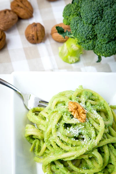 Bucatini con ricotta, broccoli e noci — Foto Stock