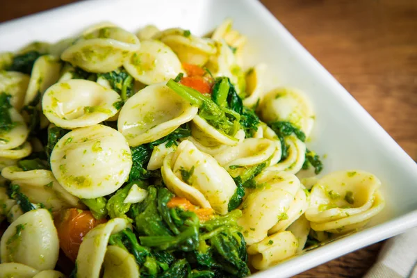 Orecchiette pasta with broccoli rabe and red pepper  - Stock Image — Stock Photo, Image