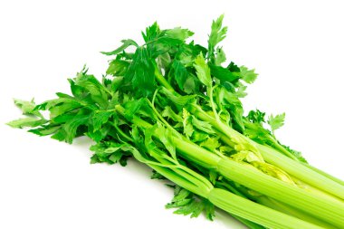 Beyaz arkaplanda izole edilmiş taze kereviz