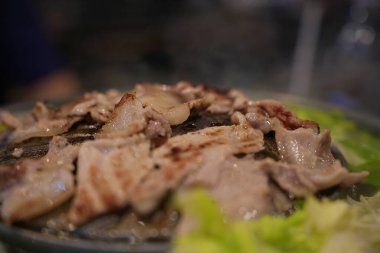 Tavada ızgara ızgara ve açık büfe Thai tarzı (seçici odaklanma).