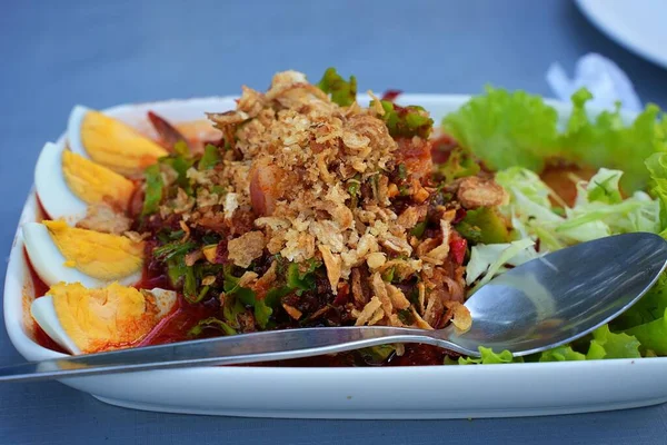 Thai Wing Bean Shrimp Salad Medium Cooked Egg — стокове фото