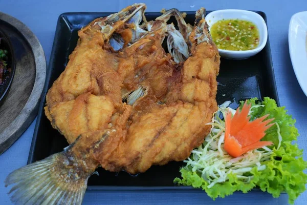 Pesce Licenziato Con Salsa Pesce Snapper Condito Con Salsa Con — Foto Stock