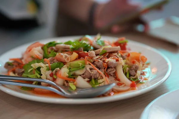 Pittige Salade Smaak Instant Noedels Met Gemalen Varkensvlees Verse Groenten — Stockfoto