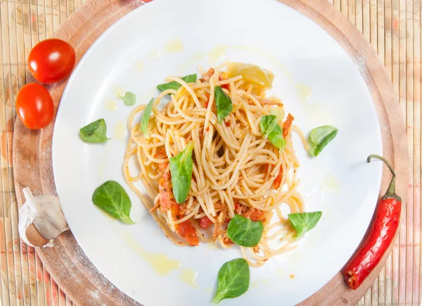 Lempeng spageti dan tomat — Stok Foto