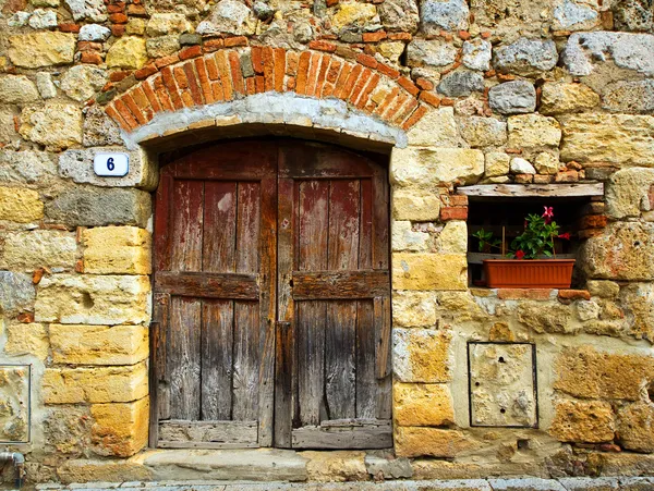 Eski bir evin girişi