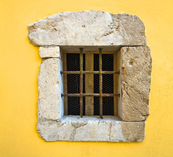 Маленькое окно с ржавыми железными прутьями — стоковое фото