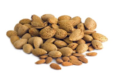 Beyaz arkaplanda badem