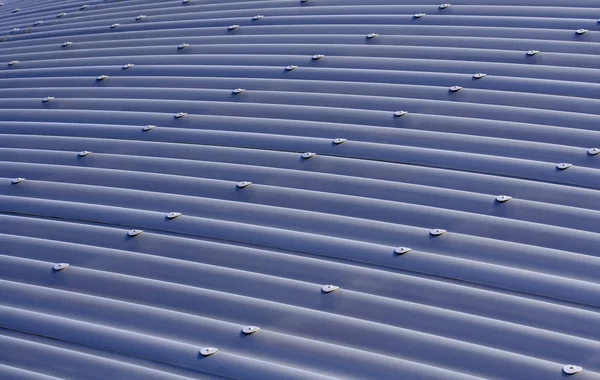 Синій гофрований металевий дах — стокове фото