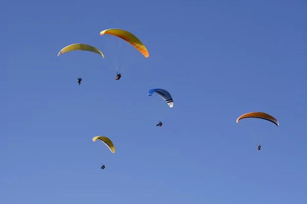 paraşütler oluşumunda uçan