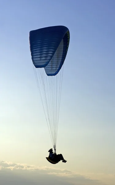 Paraglider in Midden in de lucht — Stockfoto