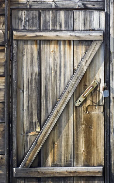 Puerta de madera de una cabaña junto al mar — Foto de Stock