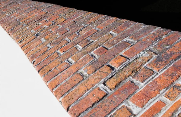 tuğla döşeli yolu