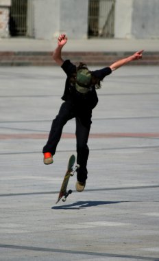 Genç skater egzersiz