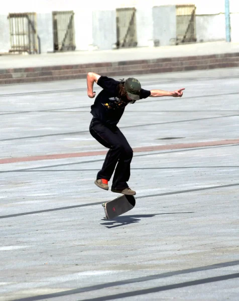 Młody skater wykonujący — Zdjęcie stockowe