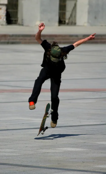 Jovem patinador exercitando — Fotografia de Stock