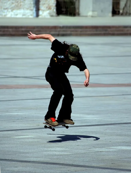 Junge Skater turnen — Stockfoto