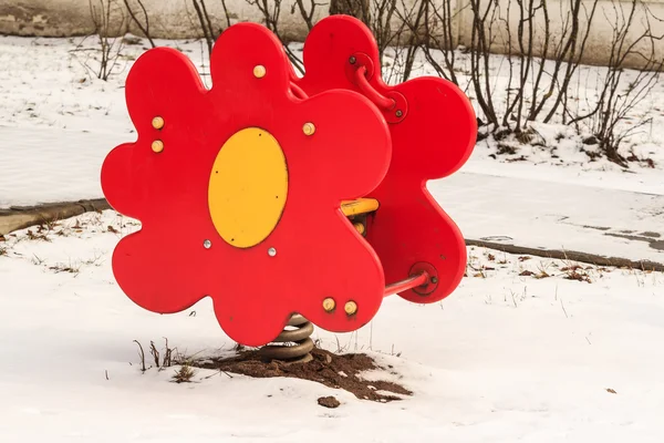 春の花冬の子供の遊び場で屋外にスイングします。 — ストック写真