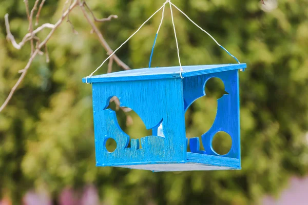 Mangeoire à oiseaux en bois avec silhouettes d'oiseaux — Photo