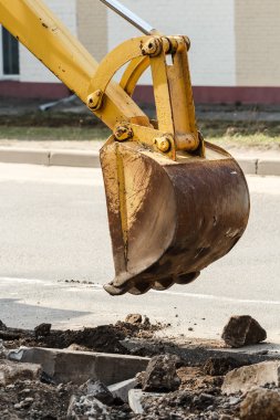 tekerlekli ekskavatör kazma çukuru kayalık arazi üzerinde