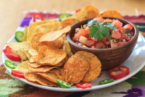 Nachos com salsa quente caseira — Fotografia de Stock