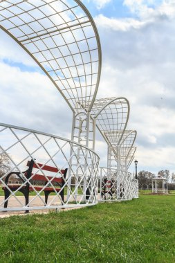 Beyaz metal park pergola ile tezgah