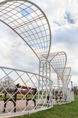 Beyaz metal park pergola banklar ile