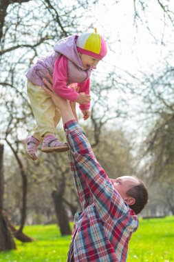 erkek bebek kız gülerek atma