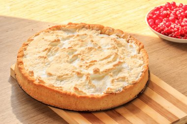 yabani çilek ile tatlı pasta