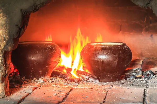 Cocinar en el horno tradicional del hogar ruso —  Fotos de Stock