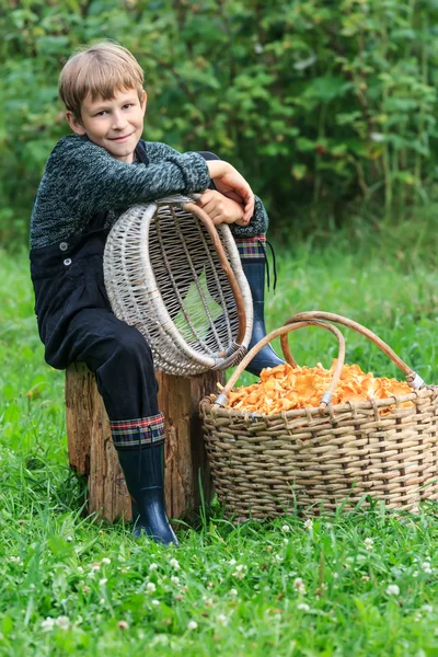 Chłopiec i kosz pełen grzybów Pieprznik jadalny — Zdjęcie stockowe
