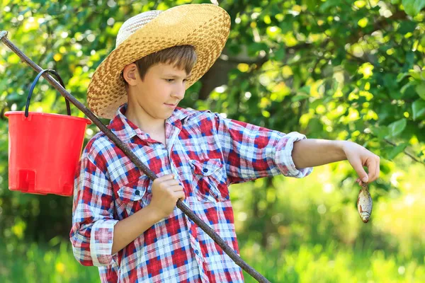 Joven pescador sosteniendo una carpa cruciana — Foto de Stock