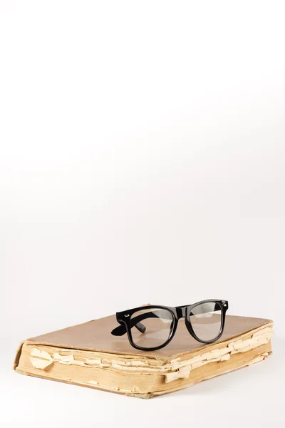 Książki w okularach na białym tle — Zdjęcie stockowe