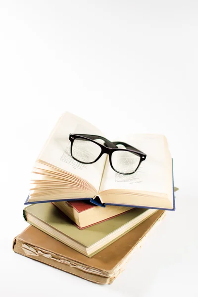 Stos książek z okularów do czytania — Zdjęcie stockowe