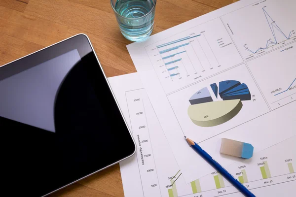 Schreibtisch mit Büromaterialien