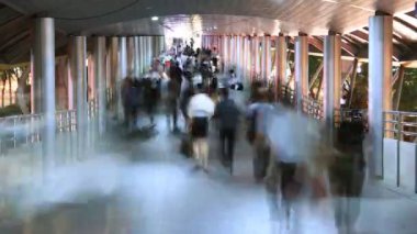 Metro city zaman atlamalı yürüme insanlar