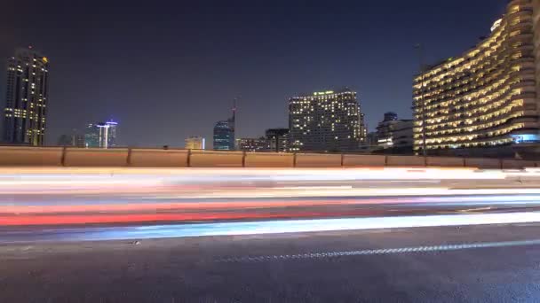 Drukke verkeer in de stad, time-lapse nachts — Stockvideo