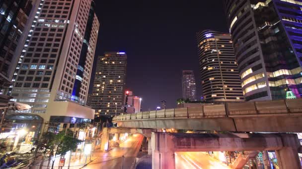 Bangkok belvárosában forgalmas, éjszakai idő telik el — Stock videók