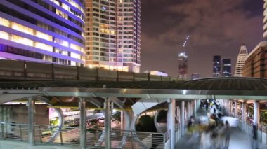 Bangkok şehir merkezindeki yoğun trafik, metro, zaman atlamalı, gece yürüyen insanlar