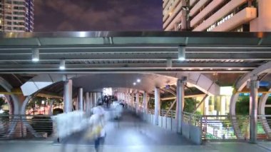 Bangkok şehir merkezindeki yoğun trafik, insanlar için metroya yürürken