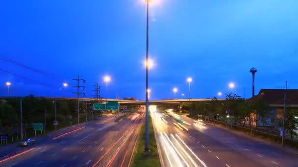 Snelweg verkeer rijden meerdere lane, time-lapse in schemerlicht — Stockvideo