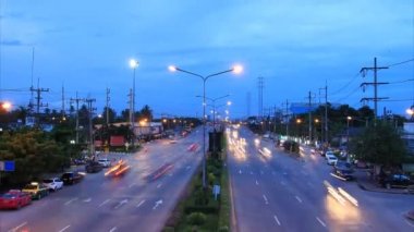 karayolu trafik çok sayıda lane, zaman atlamalı alacakaranlık sürüş