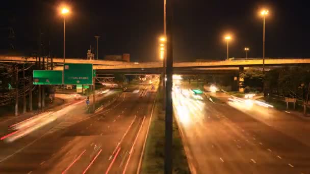 Snelweg verkeer rijden meerdere lane, time-lapse in de schemering — Stockvideo