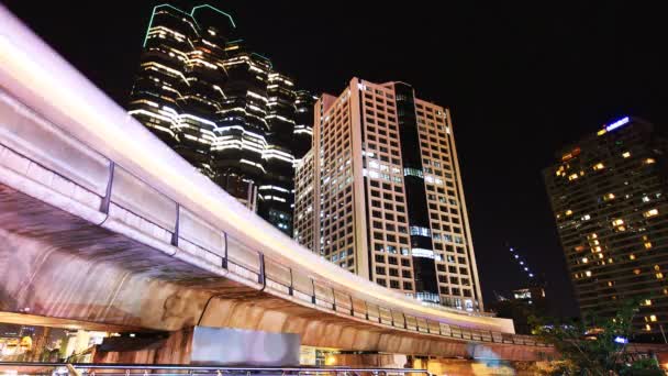 Bangkok centrum på natten, skytrain och skyskrapa — Stockvideo