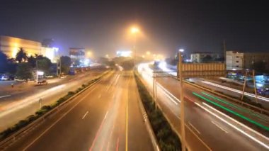 karayolu trafik çok sayıda lane, zaman atlamalı, gece karanlığında sürüş