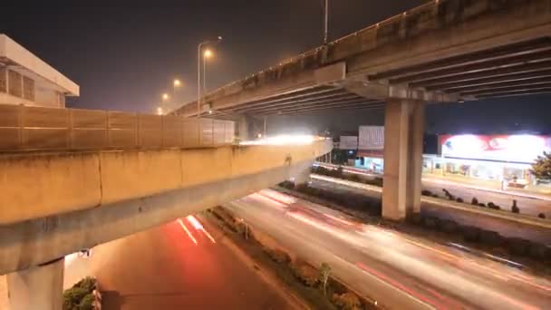 Dálniční doprava hnací více lane, časová prodleva za soumraku — Stock video