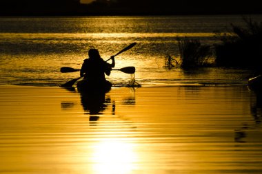 günbatımı ışığı altında Kayak erkekler