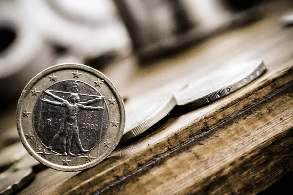 Monete in euro su tavolo di legno Immagine Stock