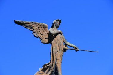 Mavi gökyüzü üzerinde koruyucu melek