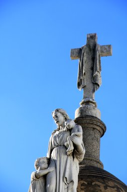 Anne ve çocuk heykeli