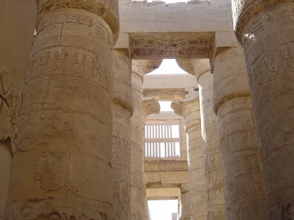 Mısır Tapınağı'nda büyük sütunlar — Stok fotoğraf
